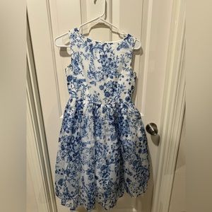 Girl’s dress, perfect for a picture day. For 14 years old